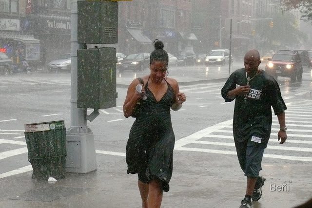 personas bajo la lluvia en New York