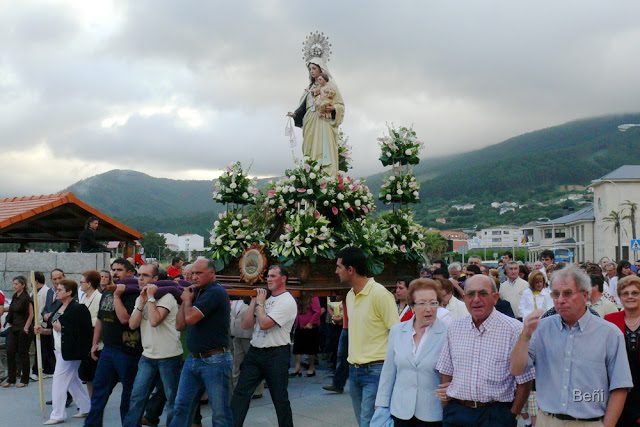 marineros portando a la viegen del carmen en carino