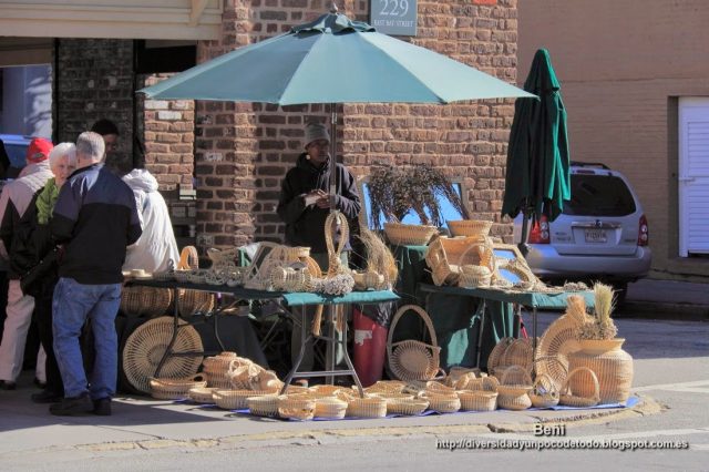artesano de mimbre en Old City Market en charleston