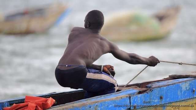 Gambia playa Tanji pescador