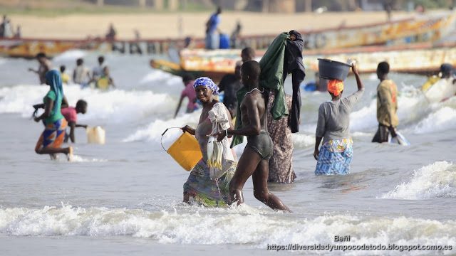 Playa Tanji desembarco pescado mujeres jovenes