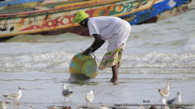 Playa Tanji mujer limpiando recipiente
