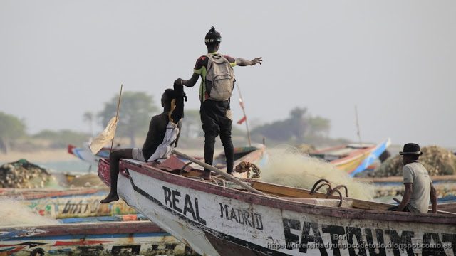 Gambia playa Tanji pescadores maniobra embarcacion