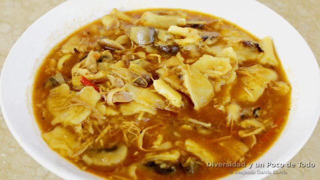 plato de gazpachos manchegos con setas