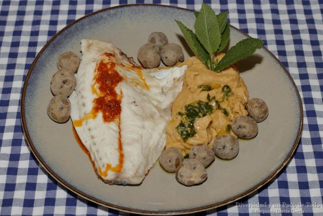 mojo escaldado, papas arrugadas mojo picon rojo y mono picon verde
