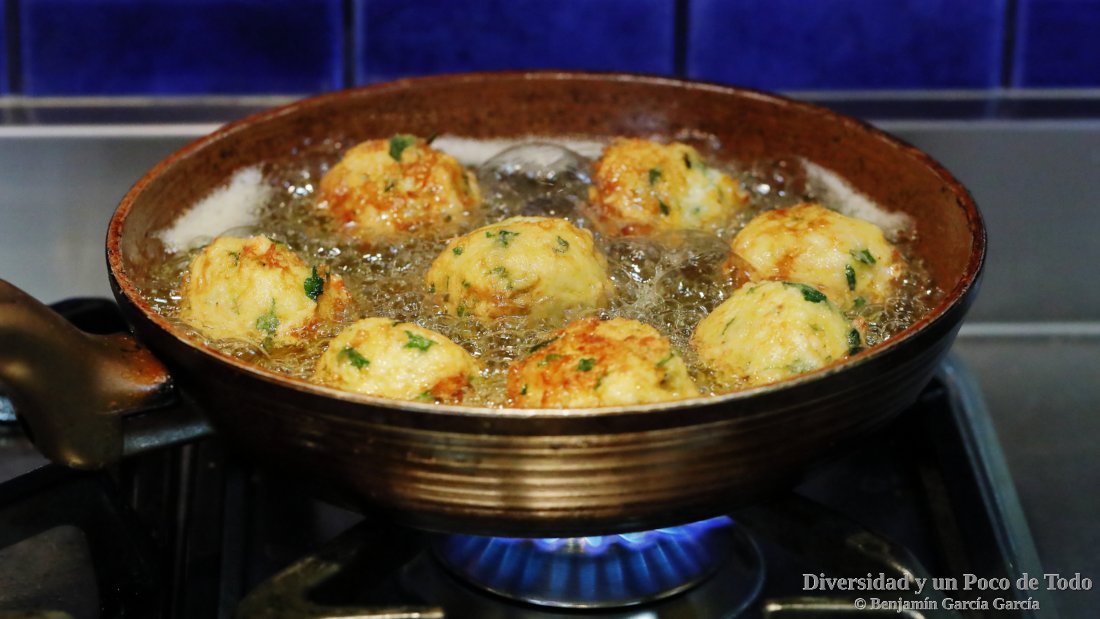 friendo en una sarten las albondigas de bacalao